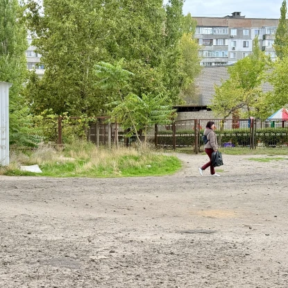 Так виглядала ділянка до ремонту — неасфальтована частина тротуару між дитсадком і багатоповерхівкою. Фото: «МикВісті»