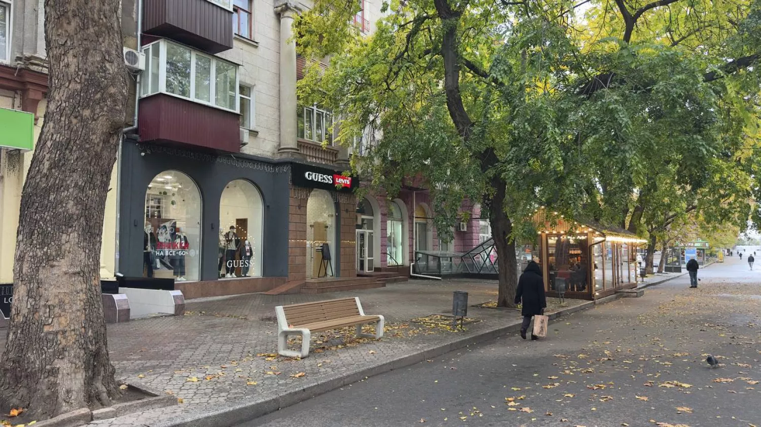 Нові лавки, встановлені на Соборній. Фото: КП «Миколаївські парки»