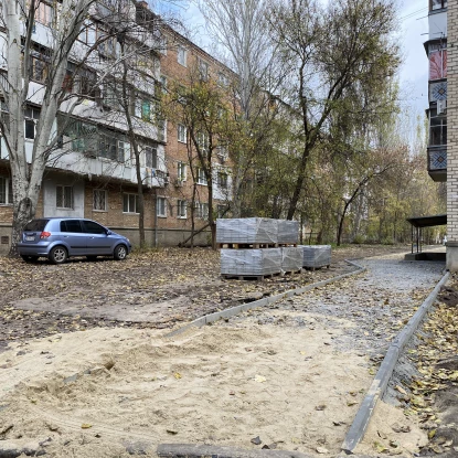 Стан тротуару по вулиці Євгенія Логінова, 17, фото з Google maps
