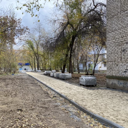 Триває ремонт тротуару між будинками № 17, 19, 21, 23 по вулиці Євгенія Логінова, фото: «МикВісті»