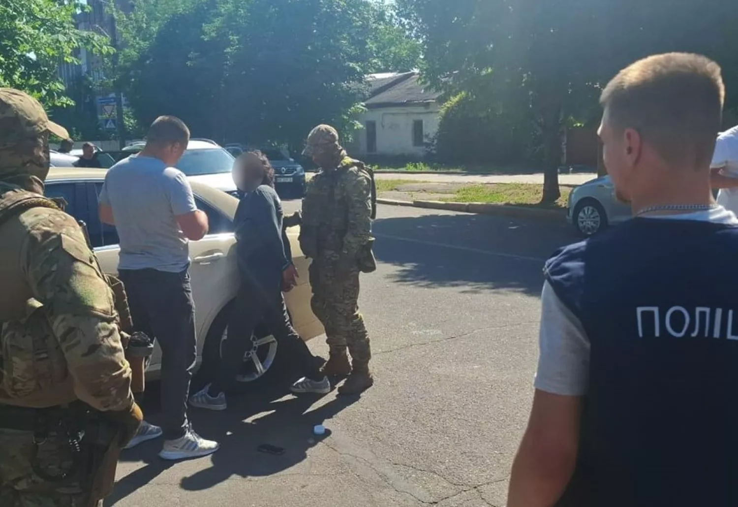 На Миколаївщині іноземця та працівника місцевого ТЦК підозрюють у вимаганні $5 тисяч з чоловіка. Фото: Поліція Миколаївщини