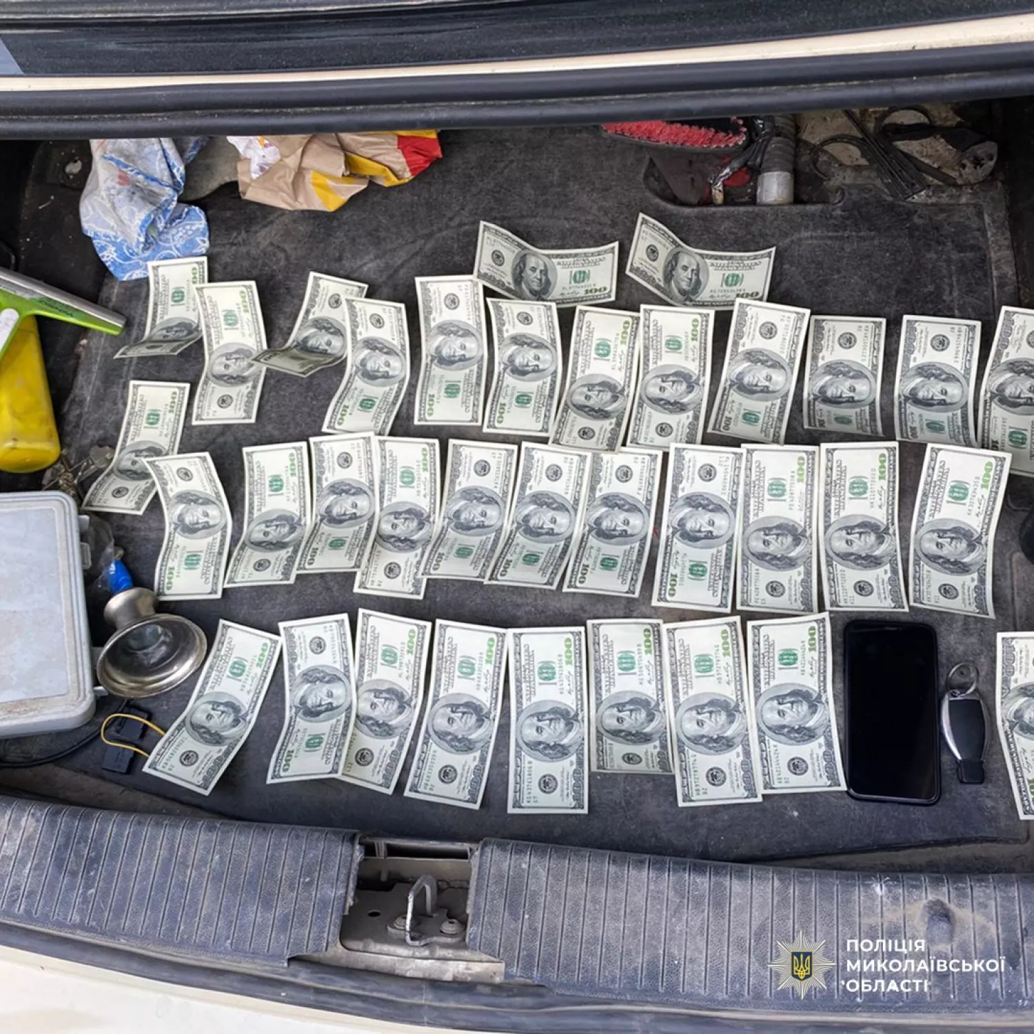 На Миколаївщині іноземця та працівника місцевого ТЦК підозрюють у вимаганні $5 тисяч з чоловіка. Фото: Поліція Миколаївщини