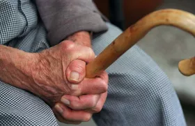 У Миколаєві затримали пенсіонера за підозрою у побитті сусідки палицею. Фото: Depositphotos