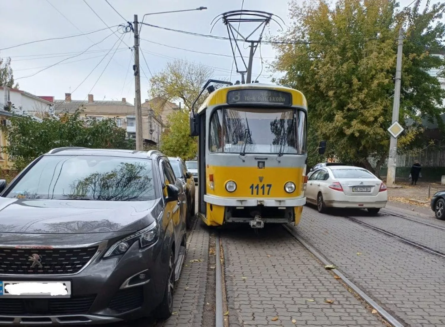 У жовтні трамваї Миколаєва простоювали майже 4 години через неправильно припарковані авто. Фото: КП 