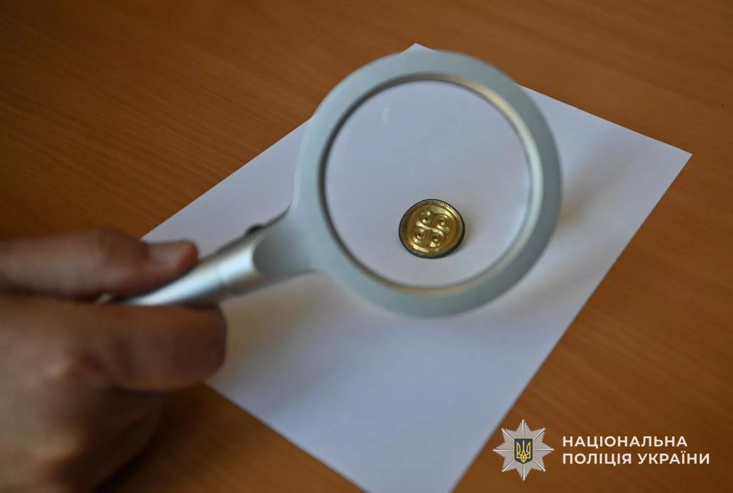 На Львівщині чоловік хотів продати знайдену біля річки старовинну брошку. Фото: Нацполіція