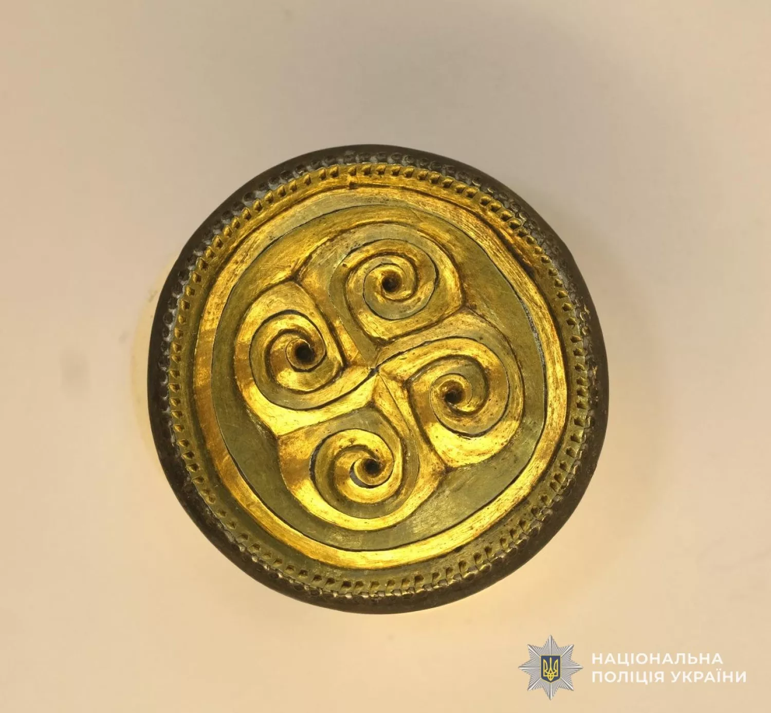 На Львівщині чоловік хотів продати знайдену біля річки старовинну брошку. Фото: Нацполіція