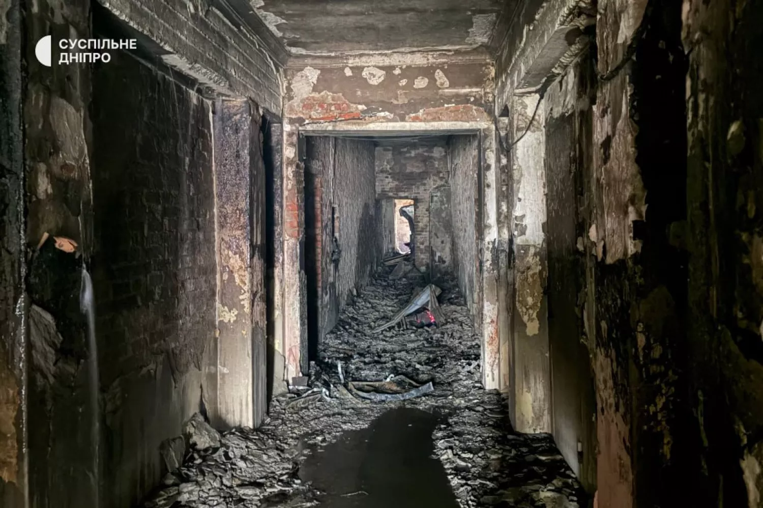 Постраждала будівля, де розташовані редакції «Суспільне Дніпро» та «Українське Радіо Дніпро». Фото: «Суспільне Дніпро»