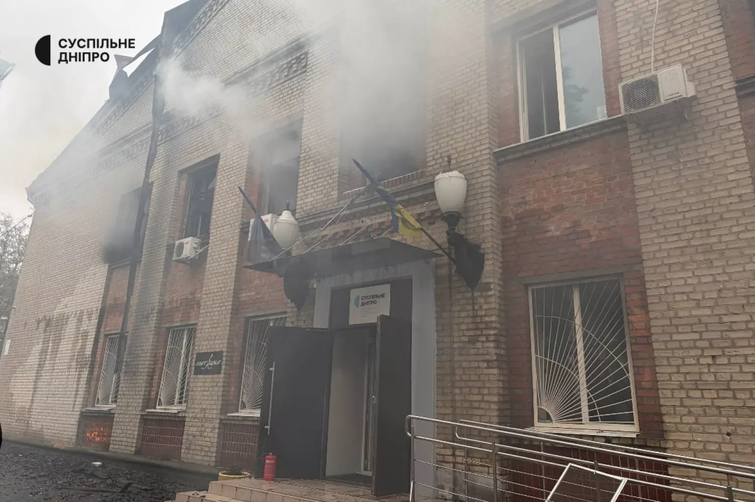 Постраждала будівля, де розташовані редакції «Суспільне Дніпро» та «Українське Радіо Дніпро». Фото: «Суспільне Дніпро»