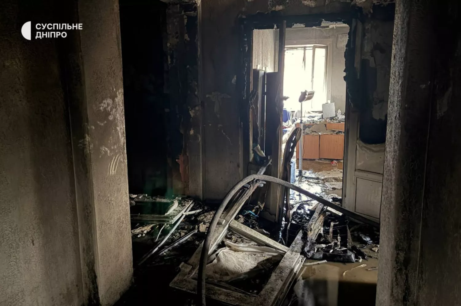 Постраждала будівля, де розташовані редакції «Суспільне Дніпро» та «Українське Радіо Дніпро». Фото: «Суспільне Дніпро»