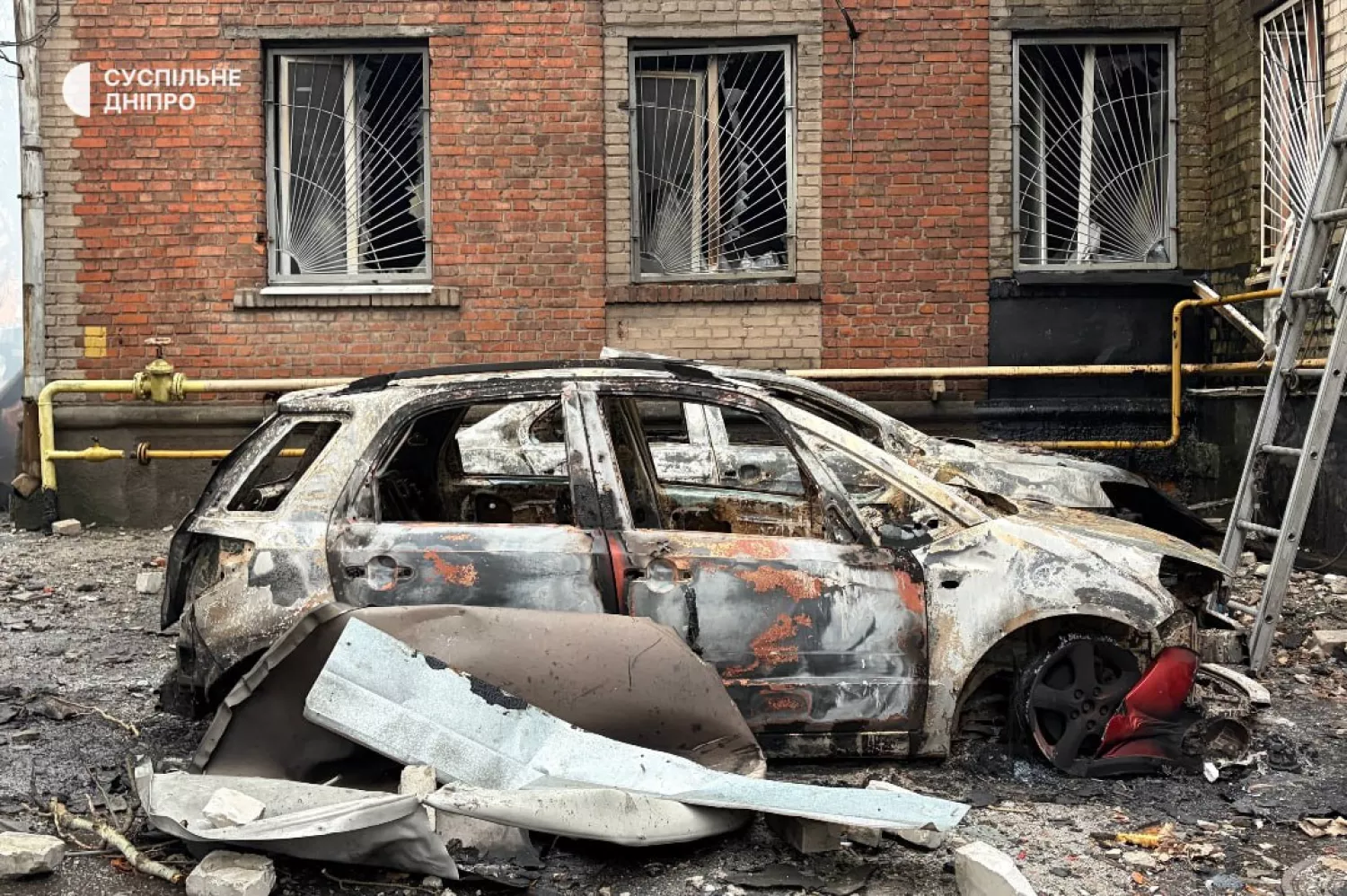 Постраждала будівля, де розташовані редакції «Суспільне Дніпро» та «Українське Радіо Дніпро». Фото: «Суспільне Дніпро»
