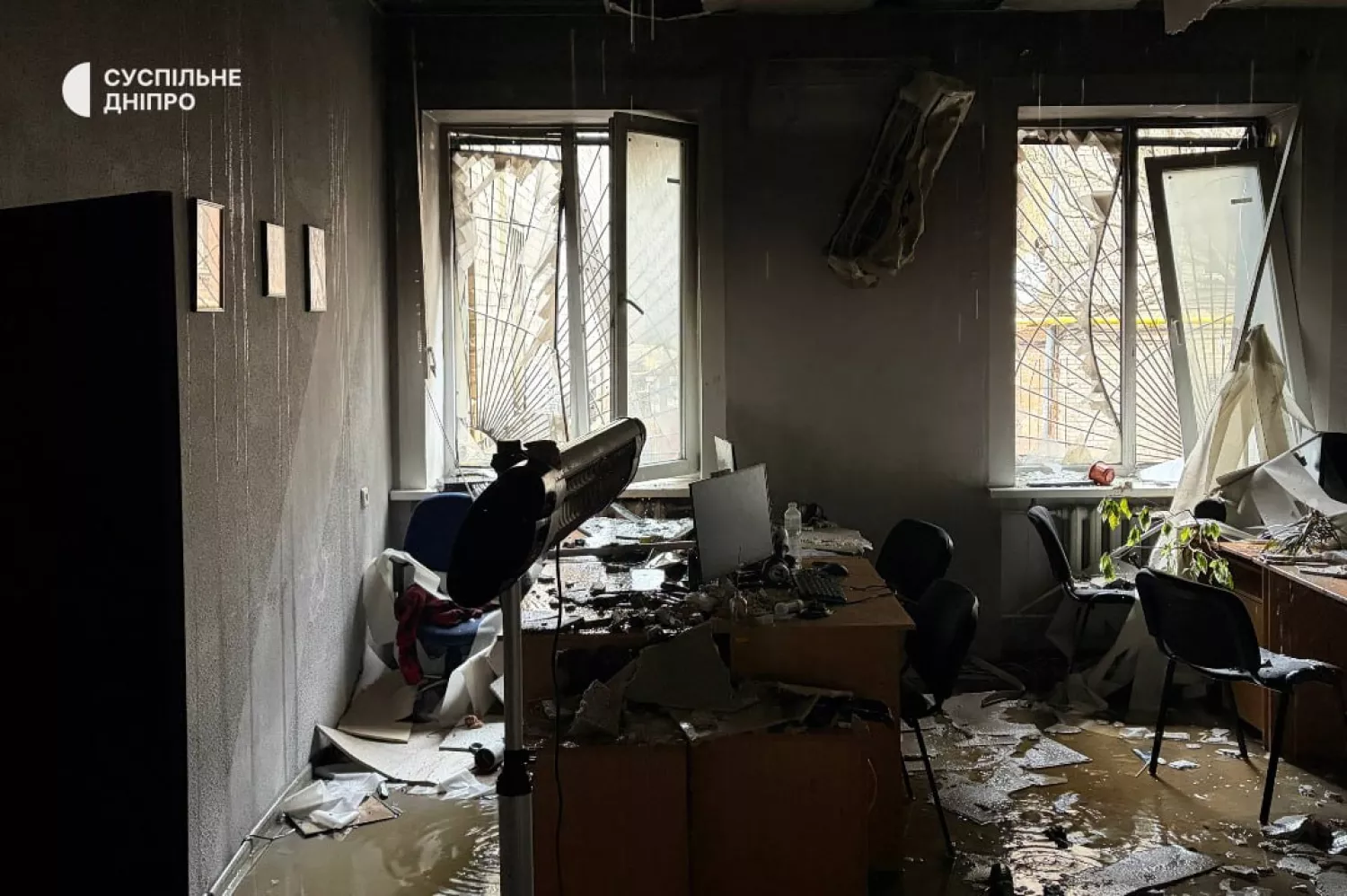 Постраждала будівля, де розташовані редакції «Суспільне Дніпро» та «Українське Радіо Дніпро». Фото: «Суспільне Дніпро»