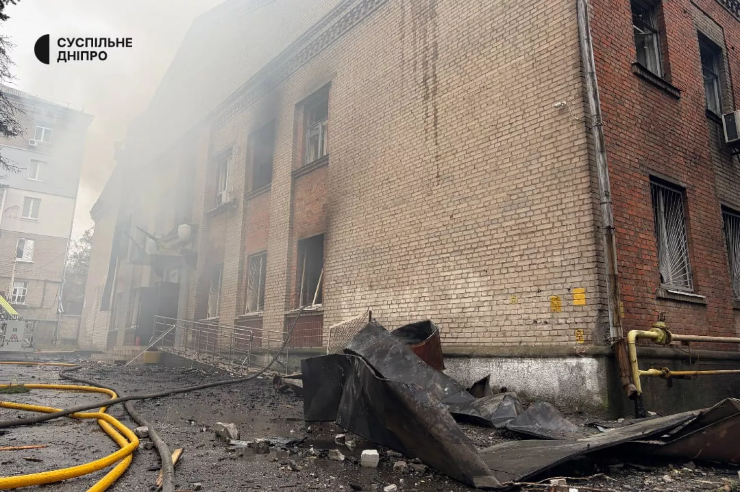 Постраждала будівля, де розташовані редакції «Суспільне Дніпро» та «Українське Радіо Дніпро». Фото: «Суспільне Дніпро»