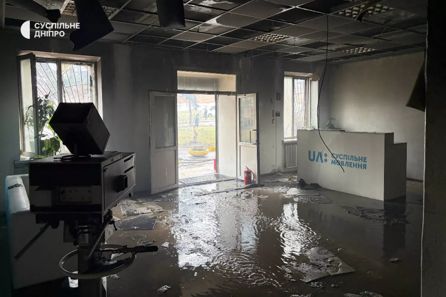 Постраждала будівля, де розташовані редакції «Суспільне Дніпро» та «Українське Радіо Дніпро». Фото: «Суспільне Дніпро»