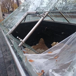 Піраміда-музей на Приморському бульварі в Одесі знову пошкоджена. Фото: Одеська МВА