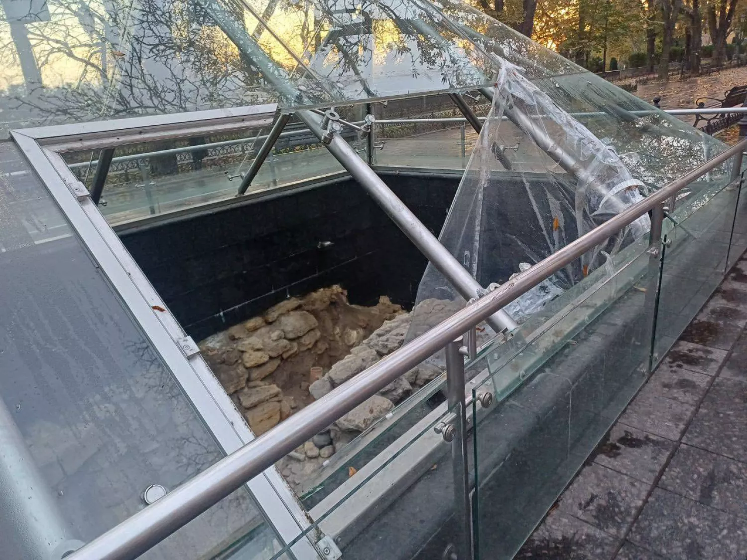 Піраміда-музей на Приморському бульварі в Одесі знову пошкоджена. Фото: Одеська МВА