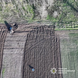 На місці підриву трактора на Миколаївщині сапери виявили ще одну міну. Фото: Поліція Миколаївщини