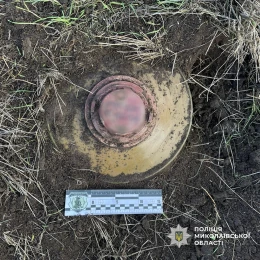 На місці підриву трактора на Миколаївщині сапери виявили ще одну міну. Фото: Поліція Миколаївщини