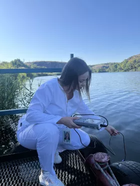 Технік-лаборант I к ЕХЛ ВОНС Олена Бондаренко вимірює концентрацію розчиненого кисню в р. Південний Буг