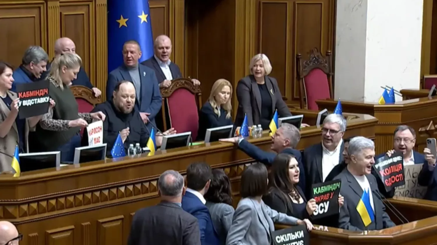 Депутати заблокували трибуну Ради, яка мала розглянути відставку міністрів Германа Галущенка та Світлани Гринчук. Фото: Скриншот з прямої трансляції