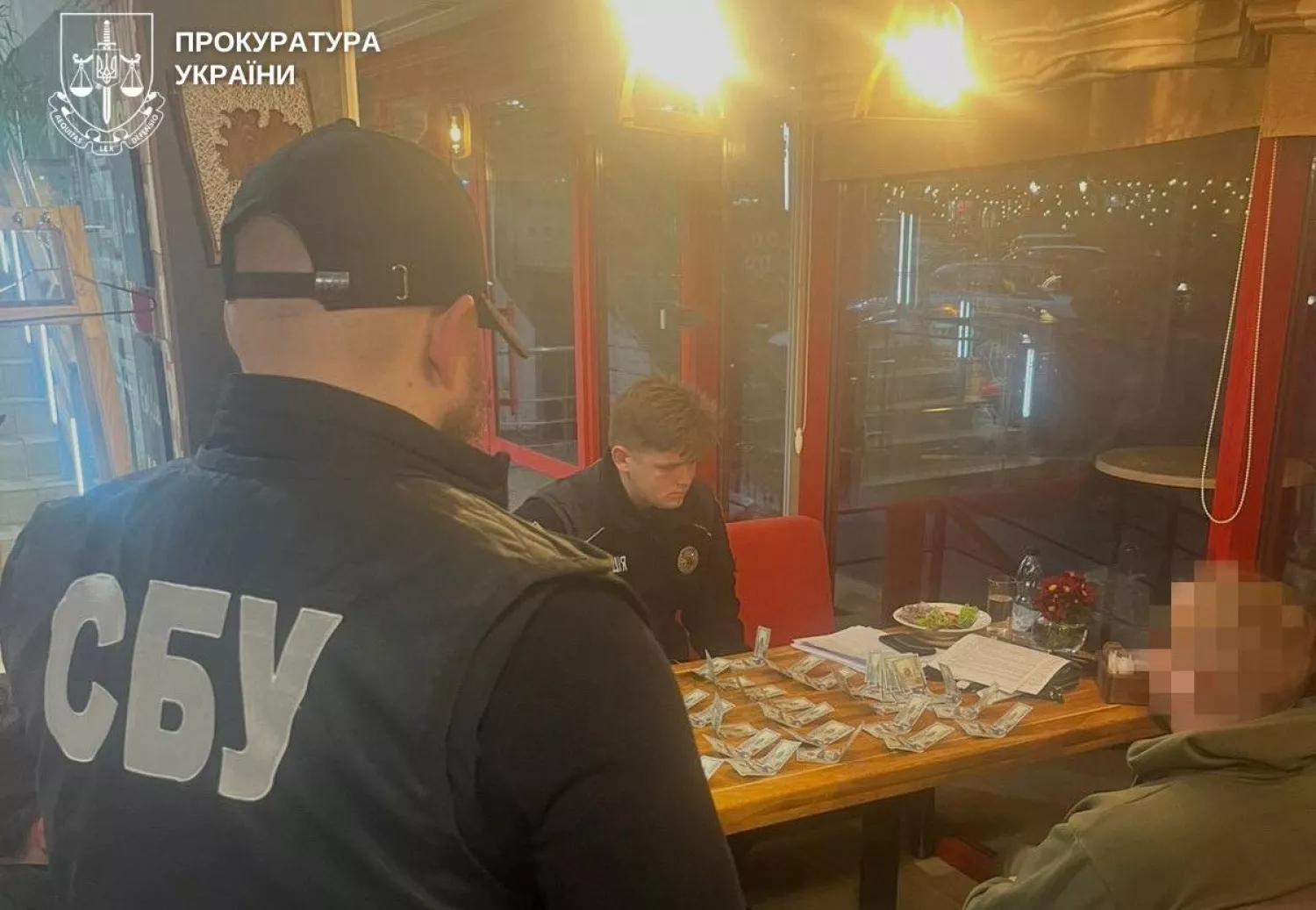Кадри нібито під час передачі 4500 доларів за бронь від мобілізації. Фото: Миколаївська обласна прокуратура
