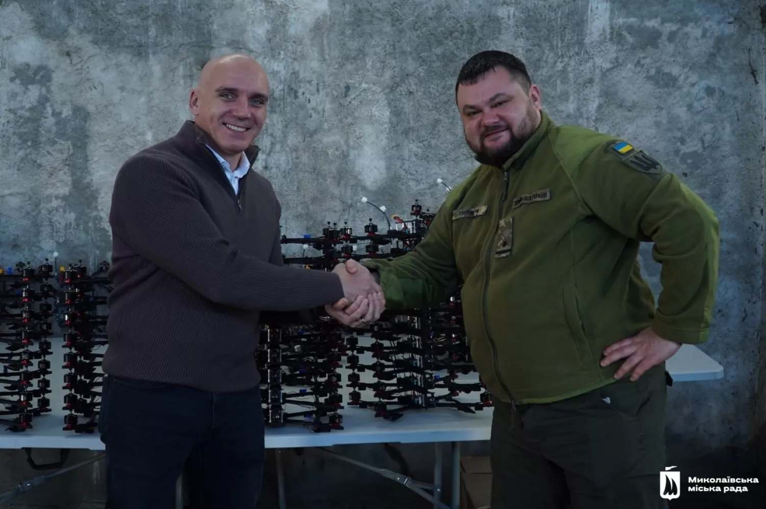 Міський голова Миколаєва Олександр Сєнкевич та військовослужбовець Назарій Поліщук. Фото: Миколаївська міська рада