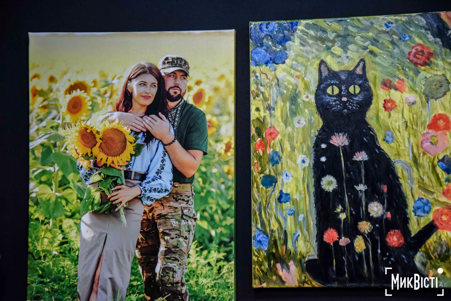 Фотографія родини та картина з зображенням кота в інтер’єрі закладу. Фото: МикВісті