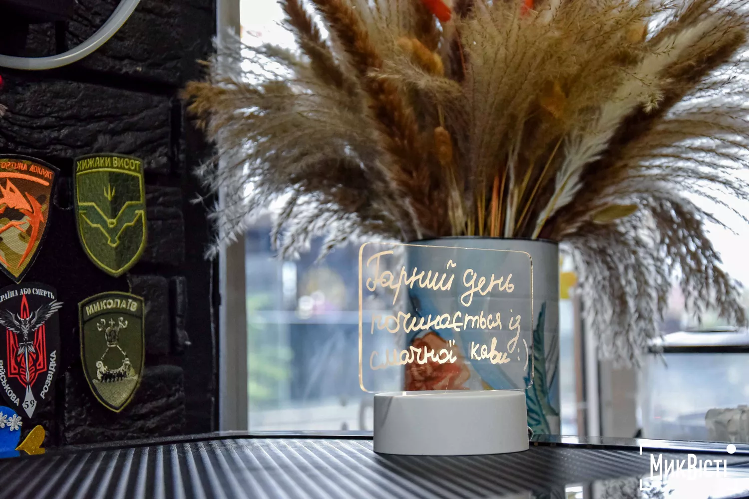 Інтер’єр кав’ярні «Кіт Микита». Фото: МикВісті