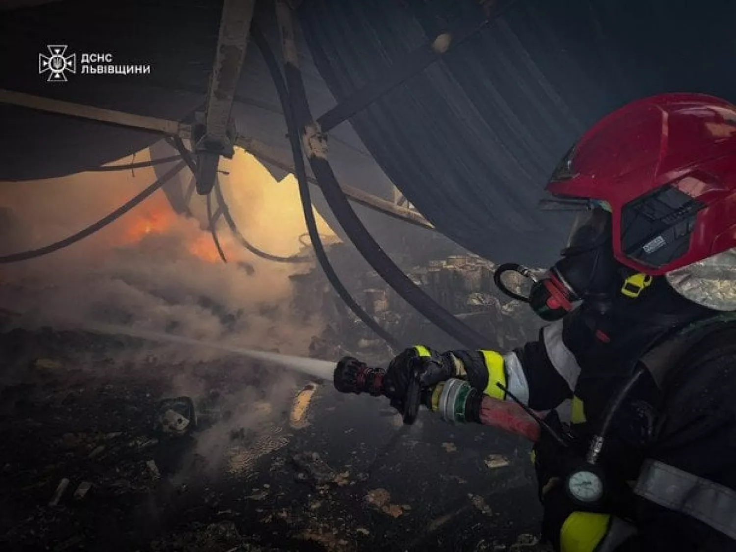 У Львові знищені 900 посилок у відділенні «Укрпошти» через атаки РФ. Фото: ДСНС