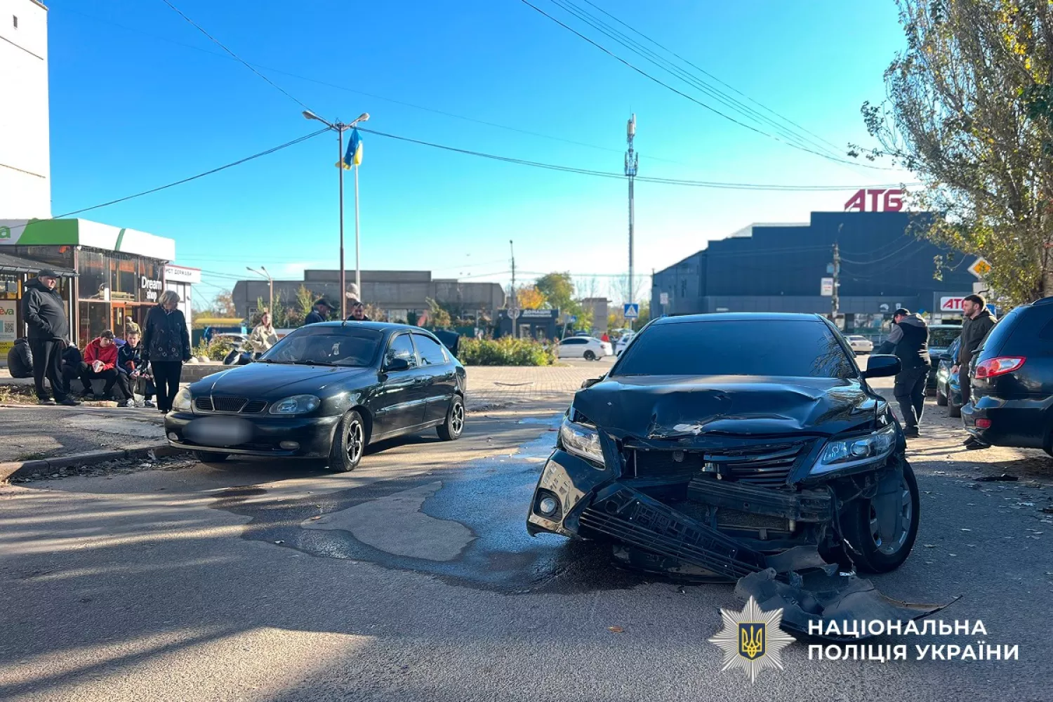 У Баштанці водій збив пішоходів і врізався в припарковане авто. Фото: Нацполіція