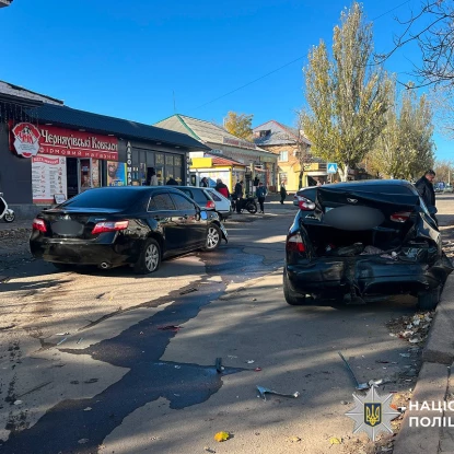 У Баштанці водій збив пішоходів і врізався в припарковане авто. Фото: Нацполіція