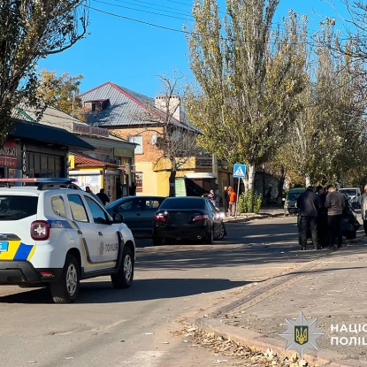 У Баштанці водій збив пішоходів і врізався в припарковане авто. Фото: Нацполіція