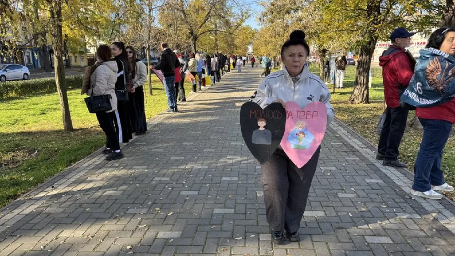 У Миколаєві понад 200 людей вийшли на акцію родин зниклих безвісти та полонених військових. Фото: Суспільне