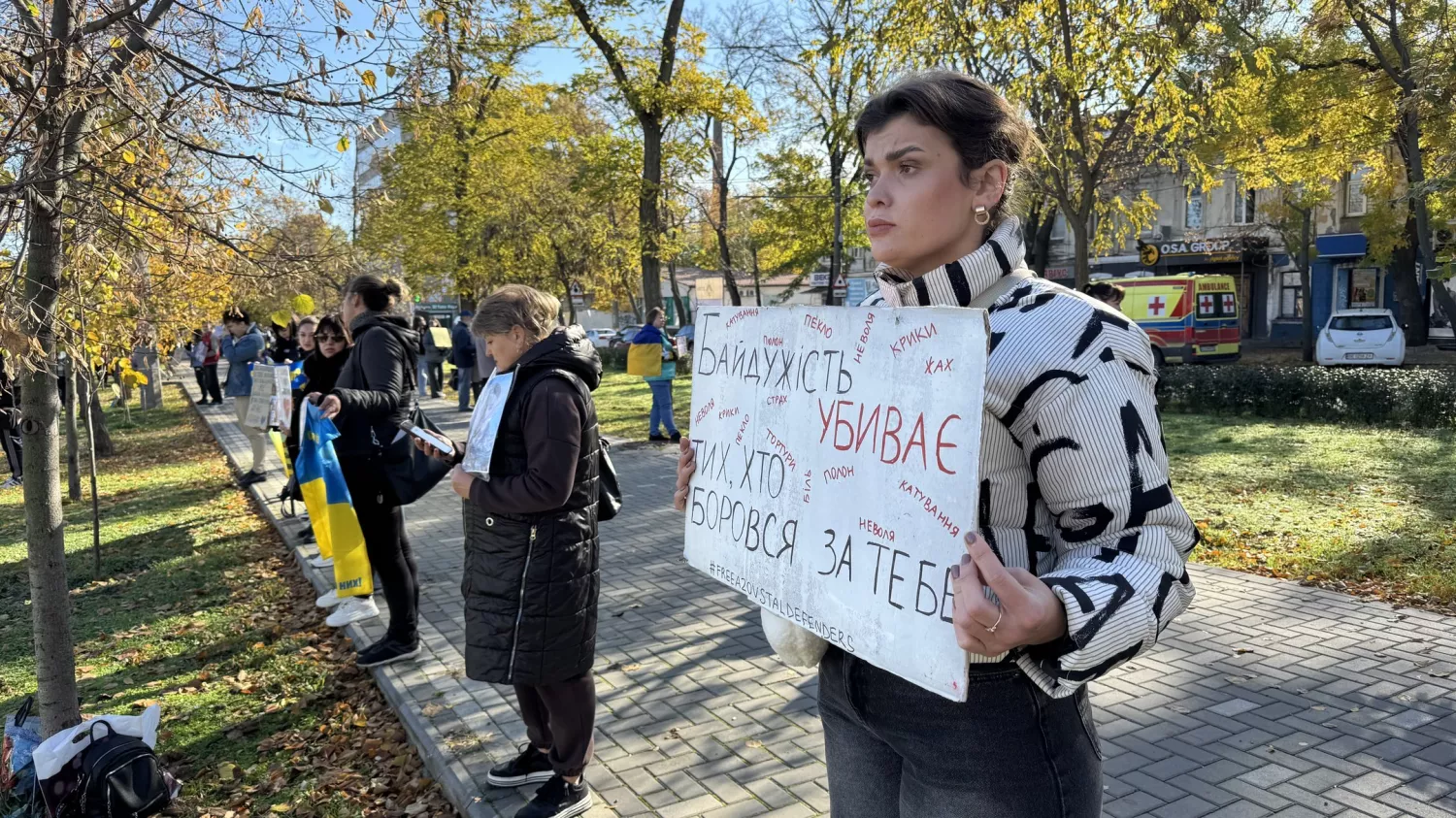 У Миколаєві понад 200 людей вийшли на акцію родин зниклих безвісти та полонених військових. Фото: Суспільне