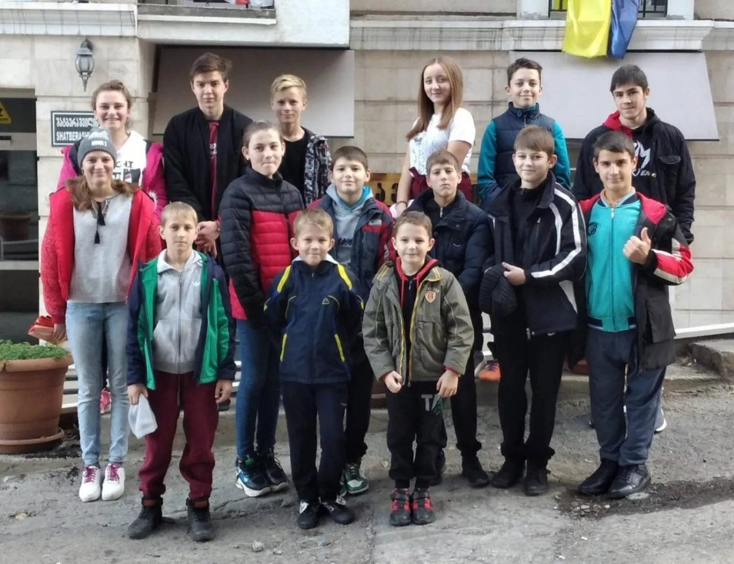 Діти з миколаївського закладу освіти на момент звільнення з утримання в РФ та переїзду у Тбілісі, 2022 рік. Фото: Слідство.Інфо