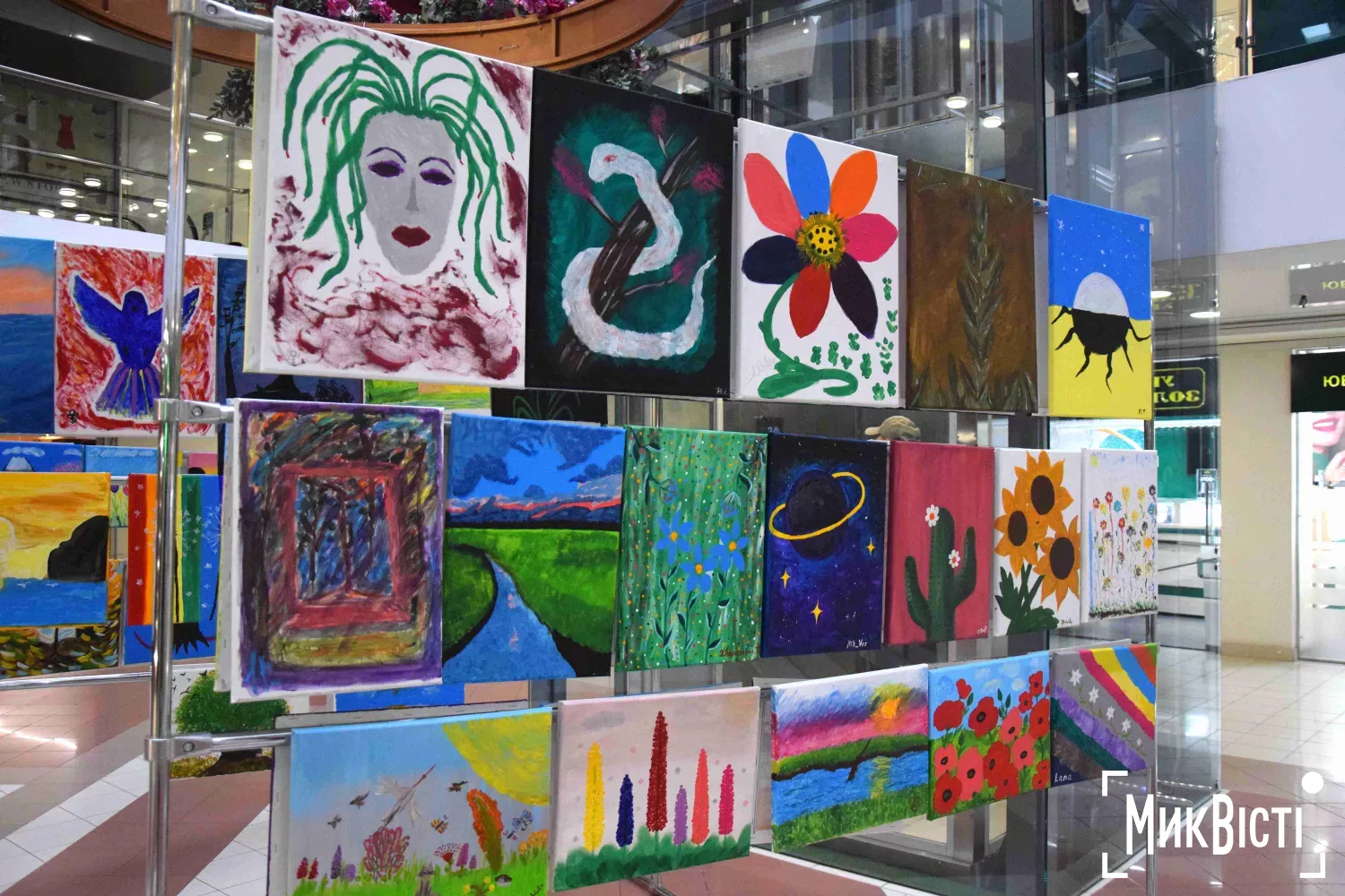 У Миколаєві презентували виставку робіт сімей українських захисників «Жінки. Війна. Життя». Фото: 