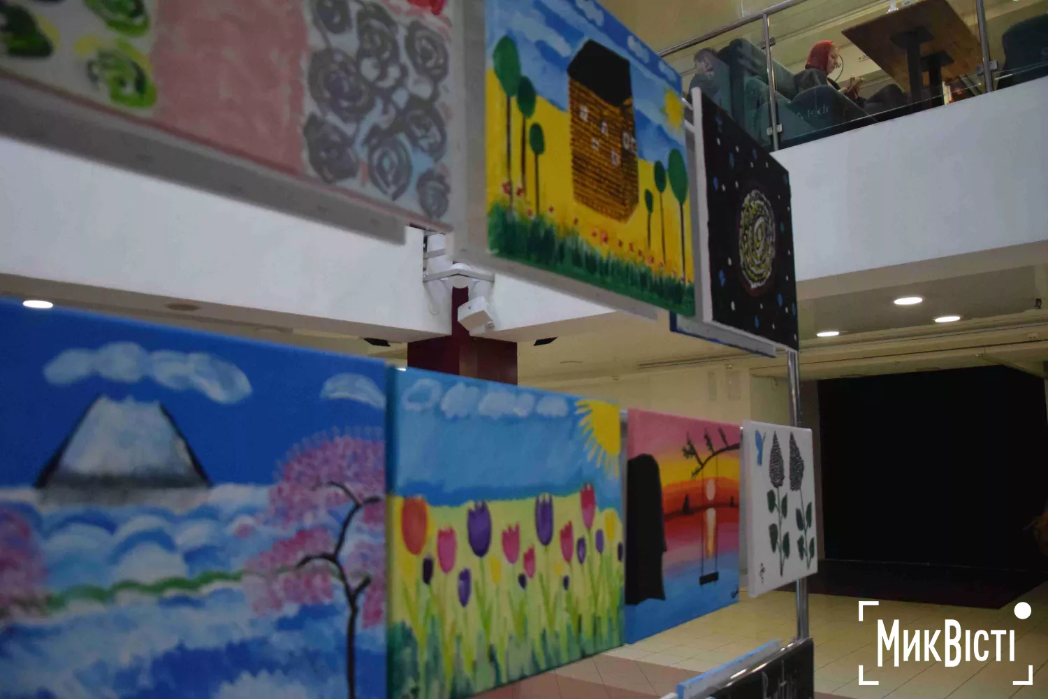 У Миколаєві презентували виставку робіт сімей українських захисників «Жінки. Війна. Життя». Фото: 