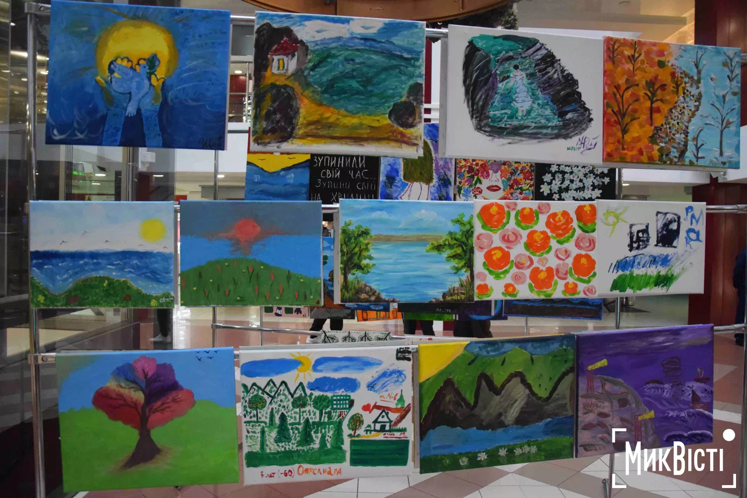 У Миколаєві презентували виставку робіт сімей українських захисників «Жінки. Війна. Життя». Фото: 