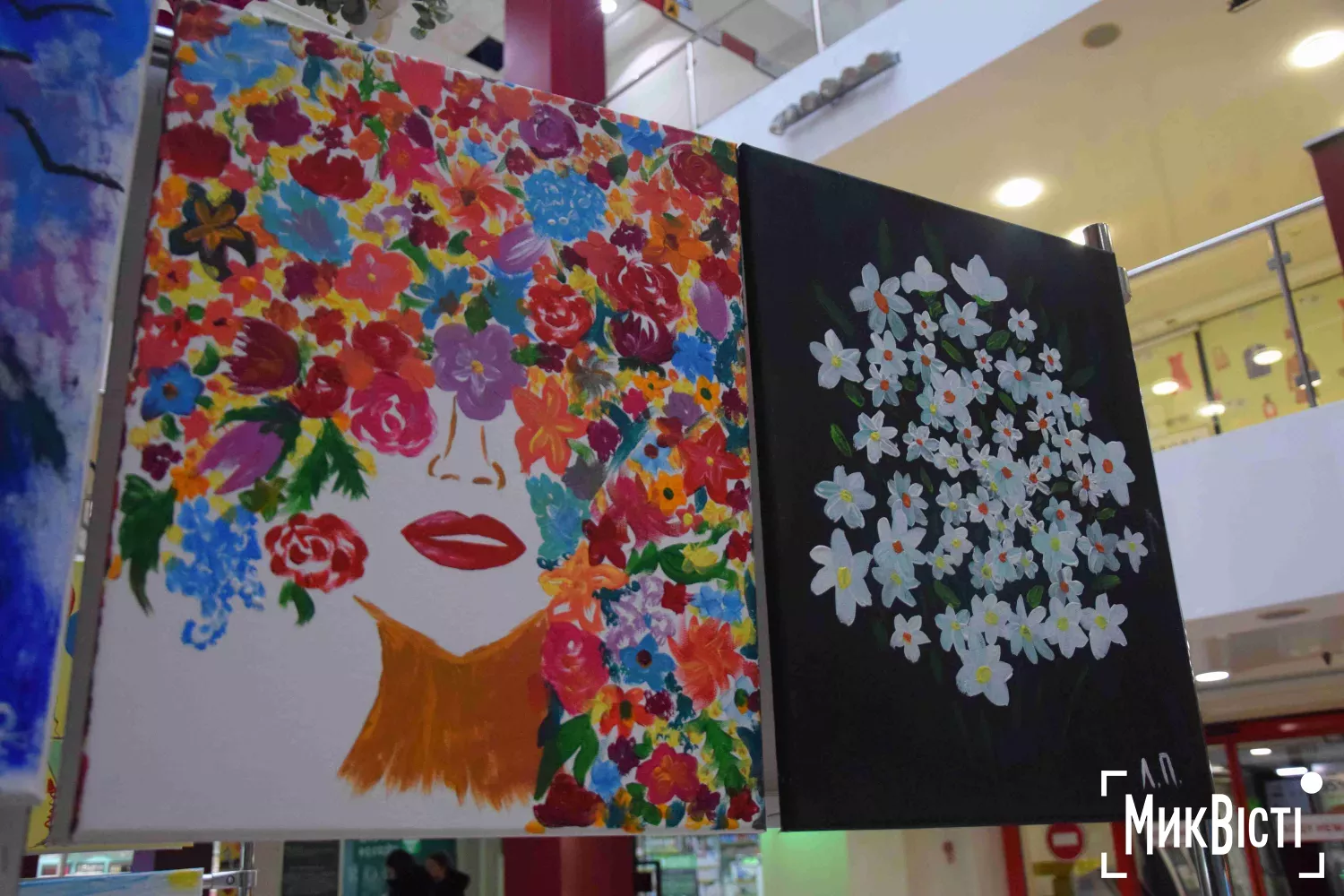 У Миколаєві презентували виставку робіт сімей українських захисників «Жінки. Війна. Життя». Фото: 