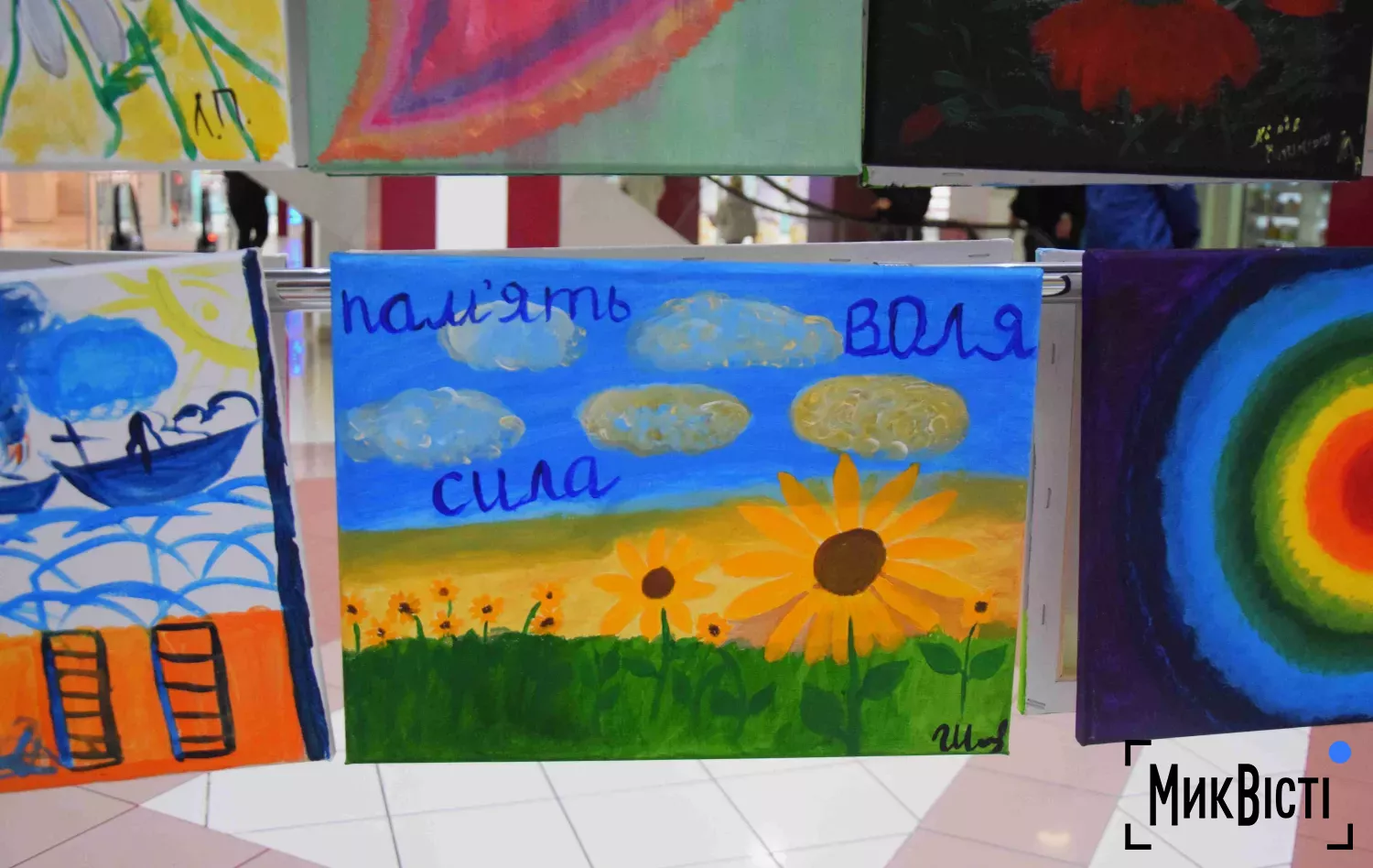 У Миколаєві презентували виставку робіт сімей українських захисників «Жінки. Війна. Життя». Фото: 