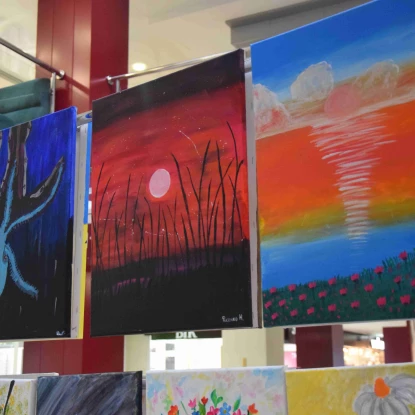 У Миколаєві презентували виставку робіт сімей українських захисників «Жінки. Війна. Життя». Фото: 