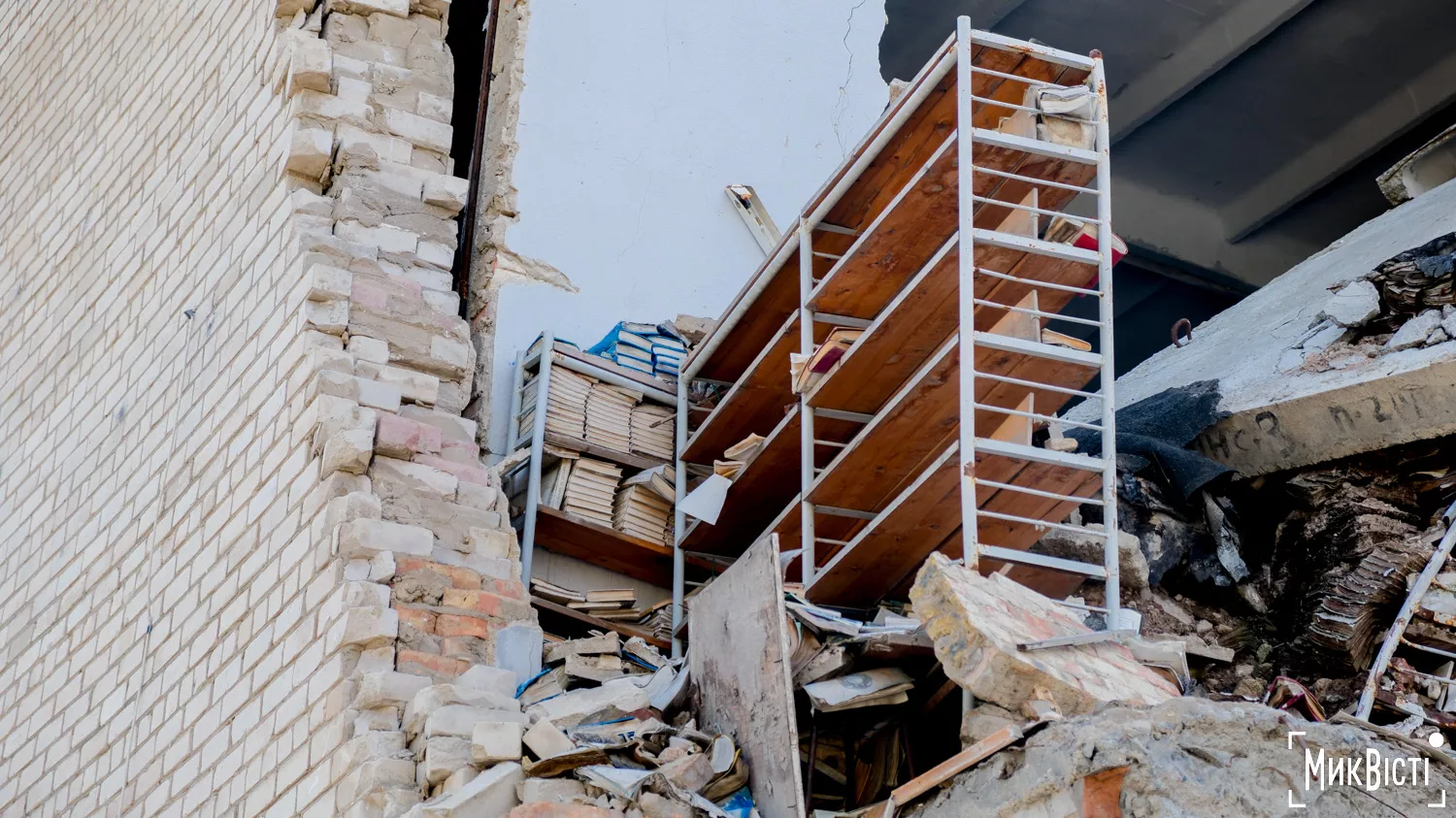 Книжки під завалами у Миколаївському ліцеї №51, серпень 2025 року, фото: «NikVesti»