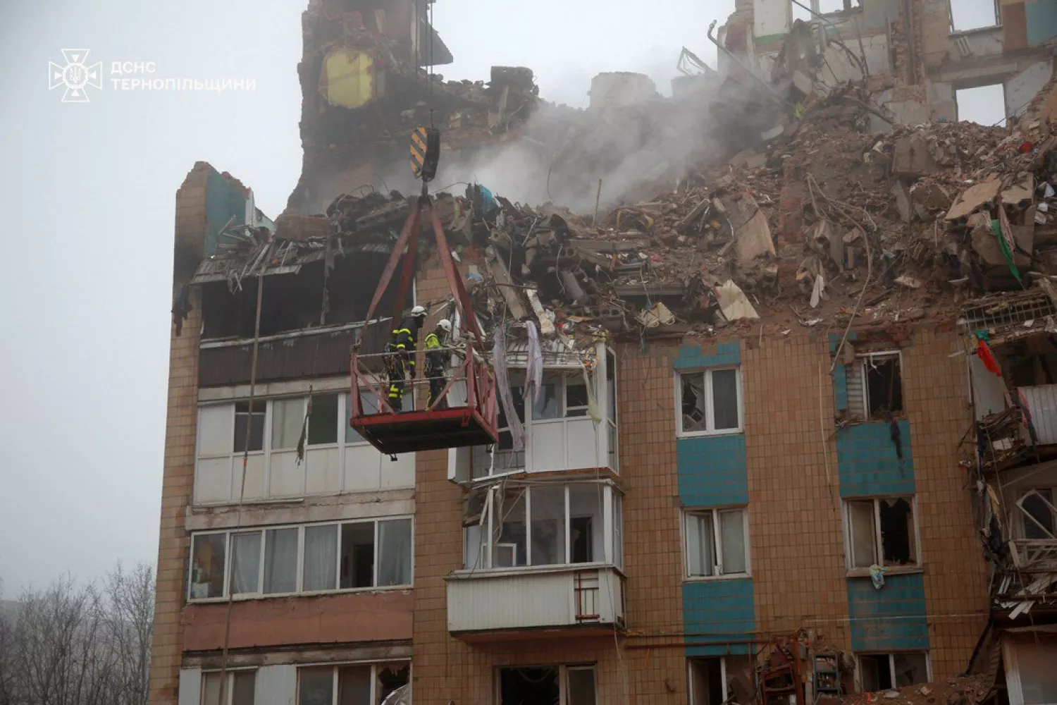У Тернополі тривають рятувальні роботи на місці удару РФ. Фото: ДСНС