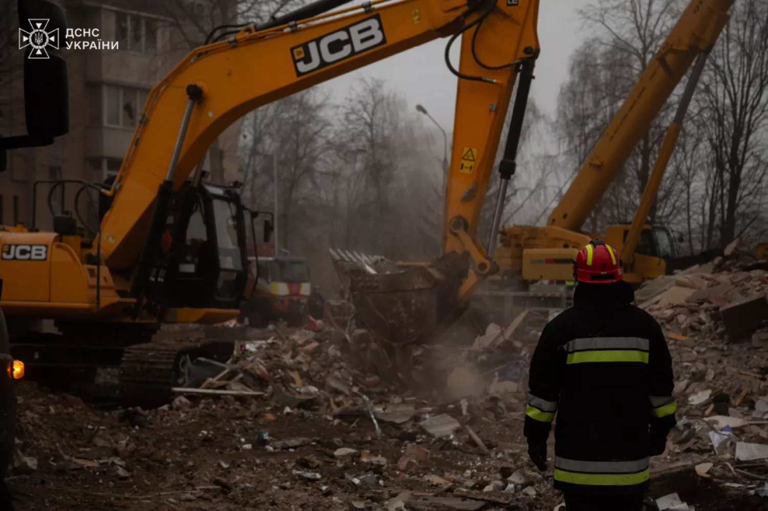 У Тернополі тривають рятувальні роботи на місці удару РФ. Фото: ДСНС