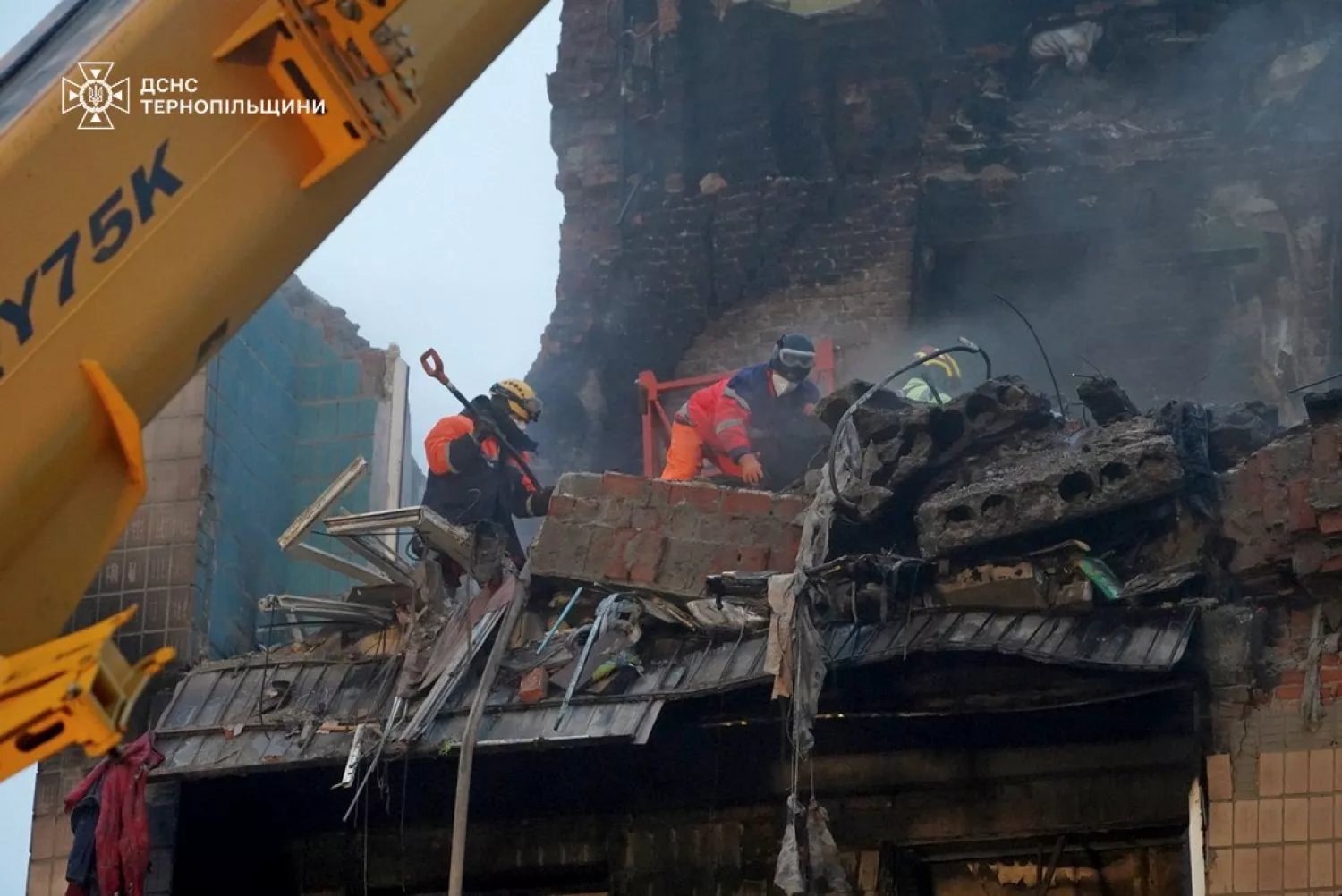 У Тернополі тривають рятувальні роботи на місці удару РФ. Фото: ДСНС