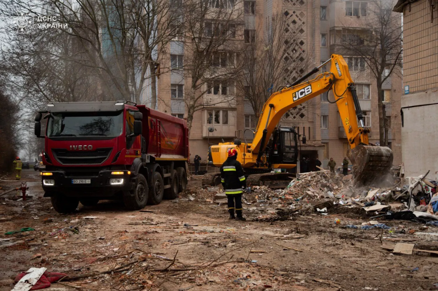 У Тернополі тривають рятувальні роботи на місці удару РФ. Фото: ДСНС