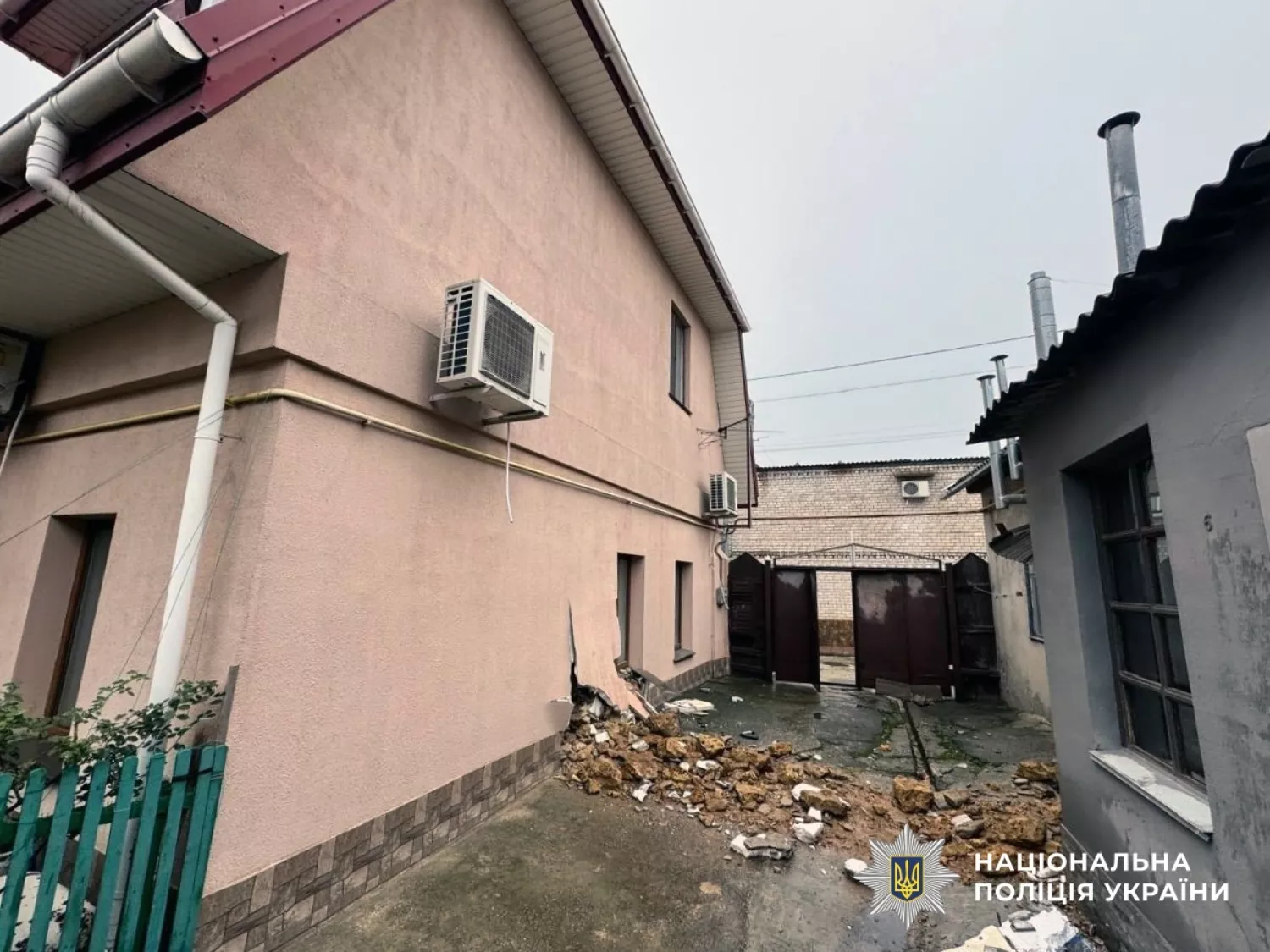 Наслідки обстрілу Херсонщини. Фото: Нацполіція