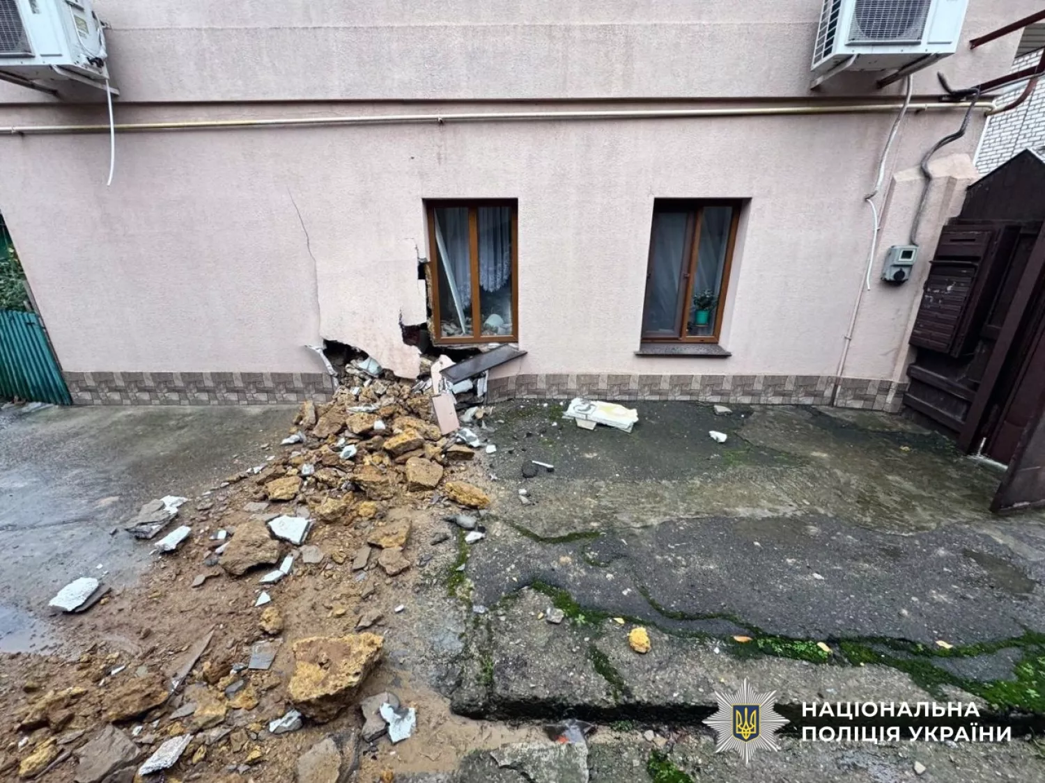 Наслідки обстрілу Херсонщини. Фото: Нацполіція