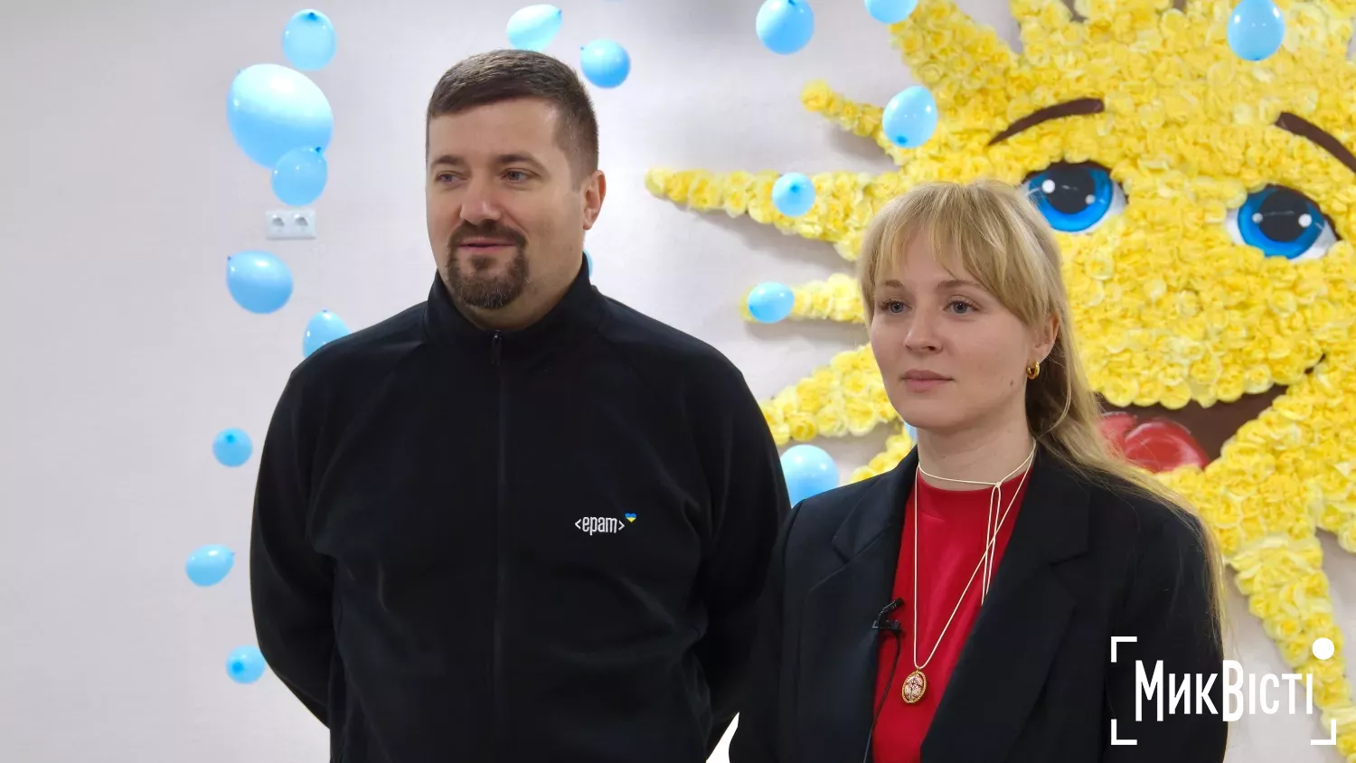 Керівник відділу корпоративної соціальної відповідальності EPAM Україна Дмитро Якимець та керівниця відділу комунікацій благодійного фонду savED Олександра Шевченко. Фото: «NikVesti»