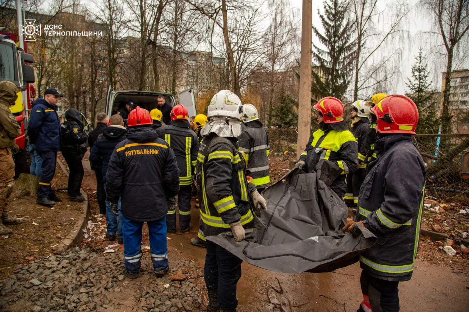 У Тернополі на місці обстрілу знайшли тіла трьох людей. Фото: ДСНС