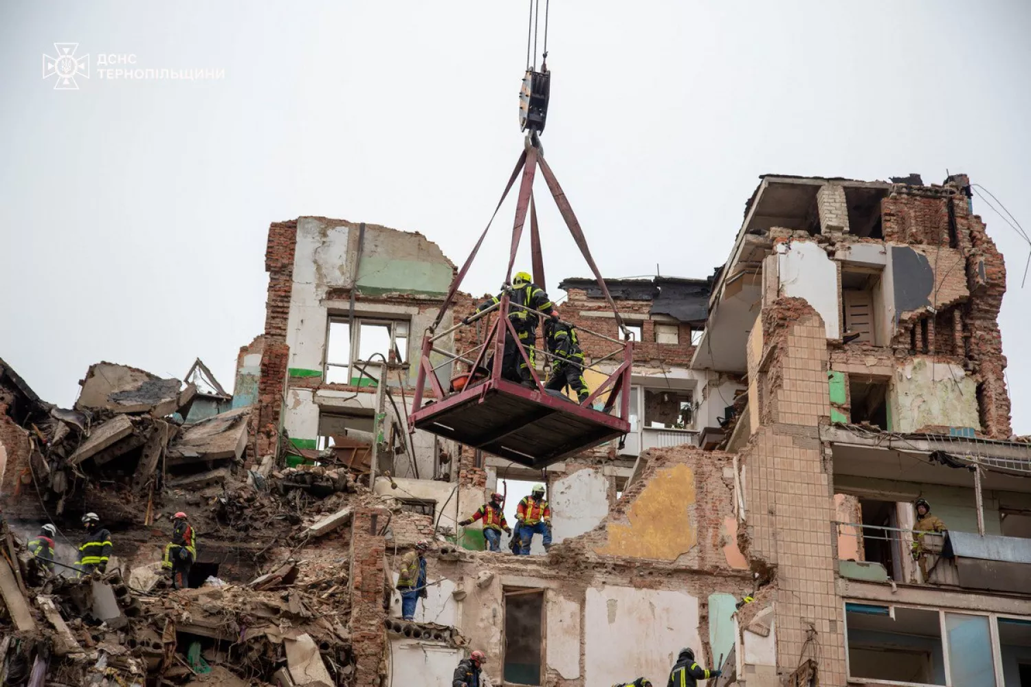 У Тернополі на місці обстрілу знайшли тіла трьох людей. Фото: ДСНС